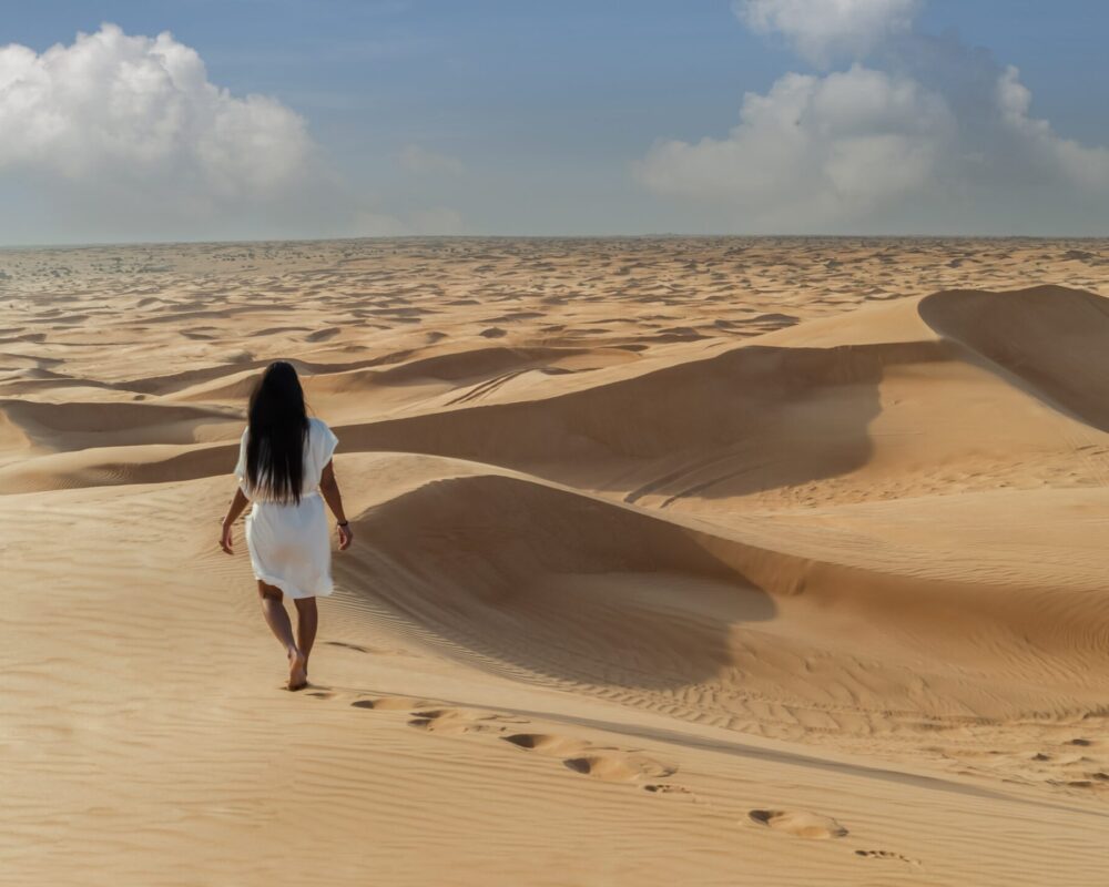 dubai-dessert-sand-dunes-asian-women-on-dubai-des-2025-01-10-04-10-05-utc